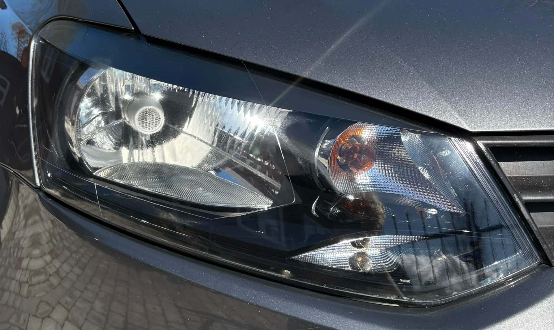 Forlygte efter polering med Forlygtexperten kit — krystalklar
